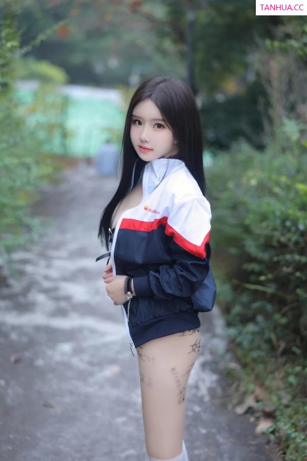   [XiuRen]高清写真图 2024.04.02 No.8335 小薯条nienie 美臀性感第71张图片